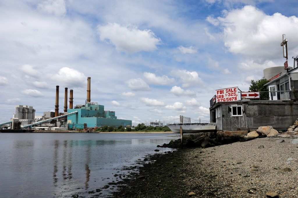 The Brayton Point power plant, a coal fired power plant which was shut down on June 1, sits near the Taunton River in Somerset, Massachusetts, U.S., June 7, 2017. REUTERS/Brian Snyder - RC1303CB8000
